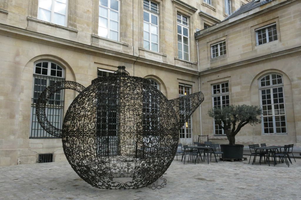 Théière géante dans la cour de la Méridienne au Musée de la Monnaie de Paris